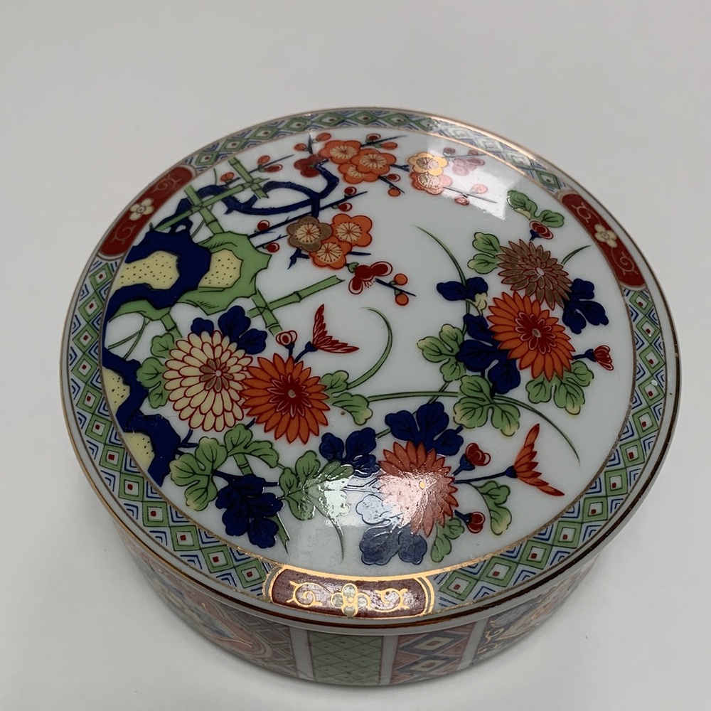 Elegant & Stylish Floral Ceramic Makeup Organizer. Used in Great condition. 5x5.